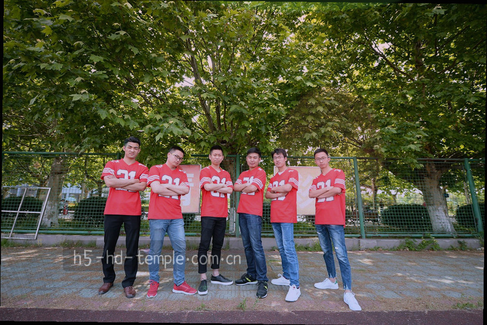 多块屏幕呈扇形排列的俯拍画面，界面内容被刻意虚化，只能看出分栏结构